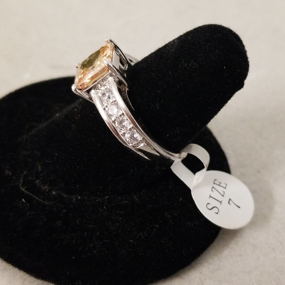 Size 7 Beautiful Ring - Picture 3 of 5